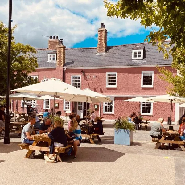 Kings Arms Hotel, hotel di Llangenny