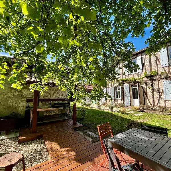 Authentique villa du XIX e siècle avec piscine, hotel in Lue