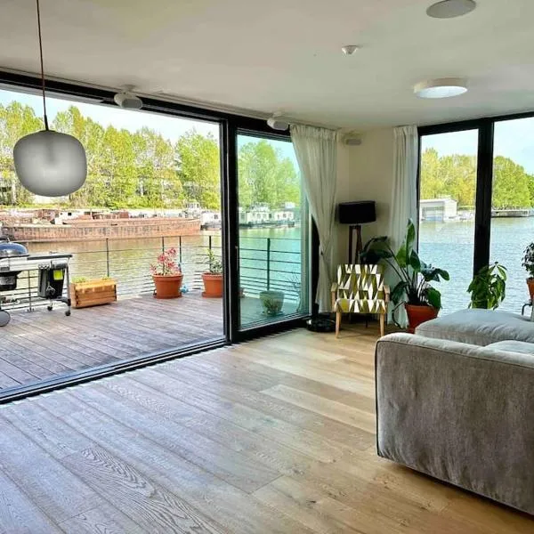 One of the kind Prague Houseboat Experience +BOAT, hotel a Praga