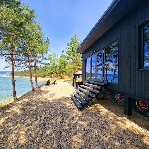 Nomad Lake Cabins, hotel en Rugineşti