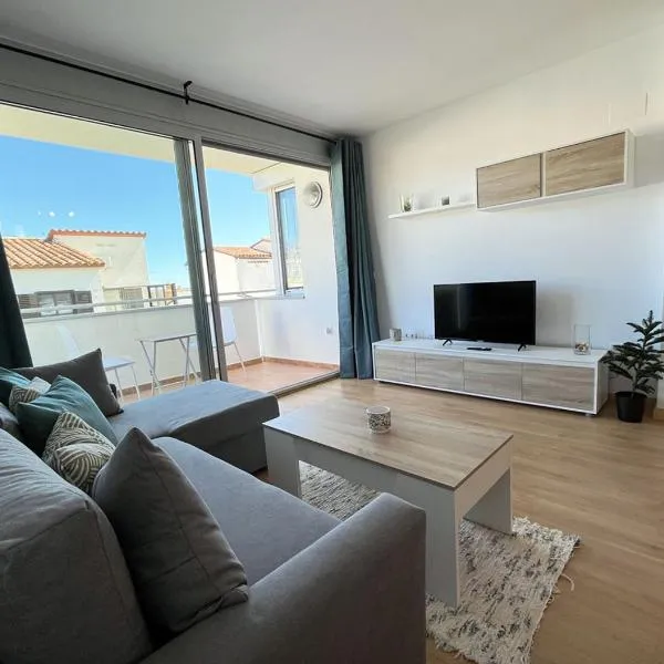 2-bedroom brand new apartment steps from the beach, hotel v destinaci Llança