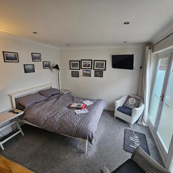 Modern immaculate studio with AC & parking, outside the CAZ, hotel v destinaci Bristol