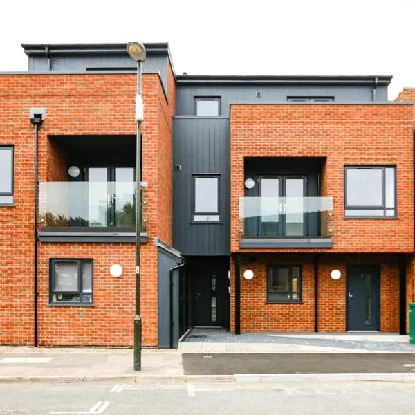 Hybrid Resi - London, Mitcham close to Tooting and Wimbledon, отель в городе Митчам