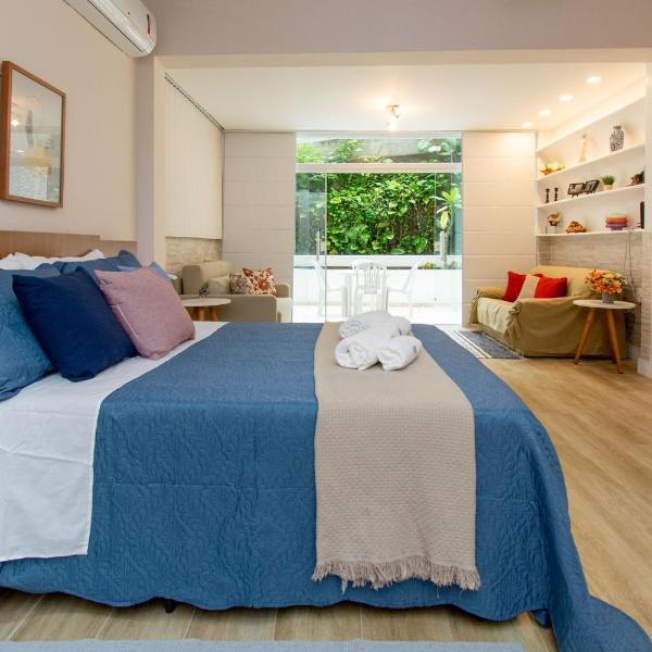 Maravilhoso Loft em Copacabana a 150 metros da Praia com um varandão em meio ao verde.