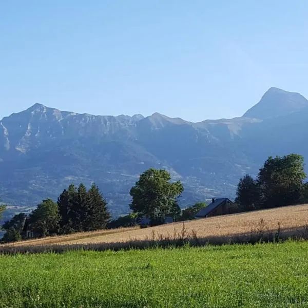 Grand chalet familial, hotel in Forest-Saint-Julien