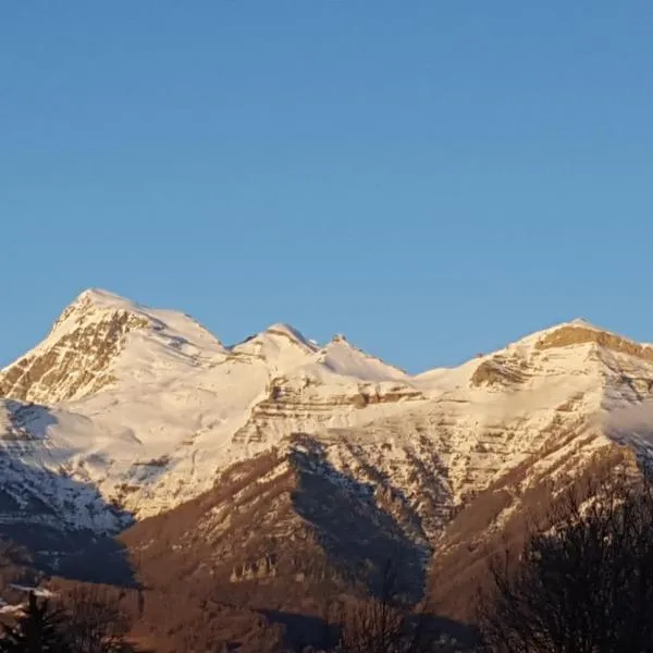 Grand chalet familial, hotel en Forest-Saint-Julien