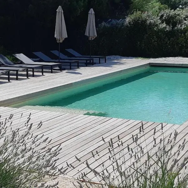 Gîte de charme au Paradou. Piscine. Terrasse bois., hotelli kohteessa Paradou