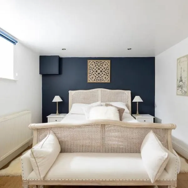 2 double bedroom large modern self contained apartment Free parking, hotel v destinaci Camberley