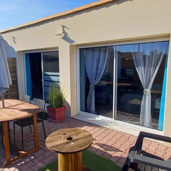 Studio location saisonnière bord de mer., hotell i Saint-Michel-Chef-Chef