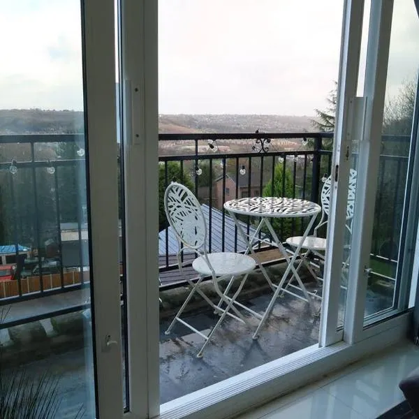 Two-Bedroom Apartment with Scenic Balcony View, hotel v destinaci Shipley