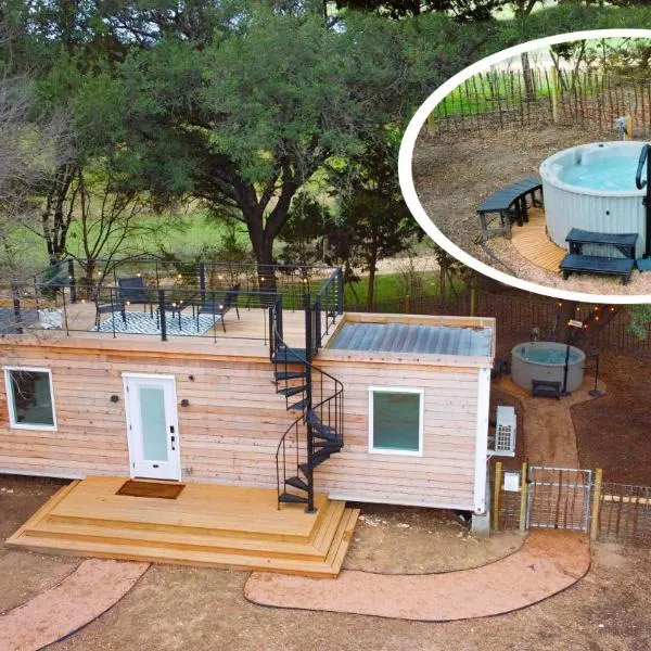 The Lonely Bull Luxury Container Home on 5 Acres, hotel in Weatherford