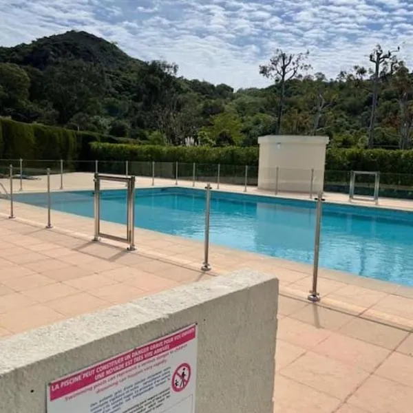Un vrai nid douillet ! 2 Piscines - Jardin - 2 chambres, hotel in Mandelieu-la-Napoule