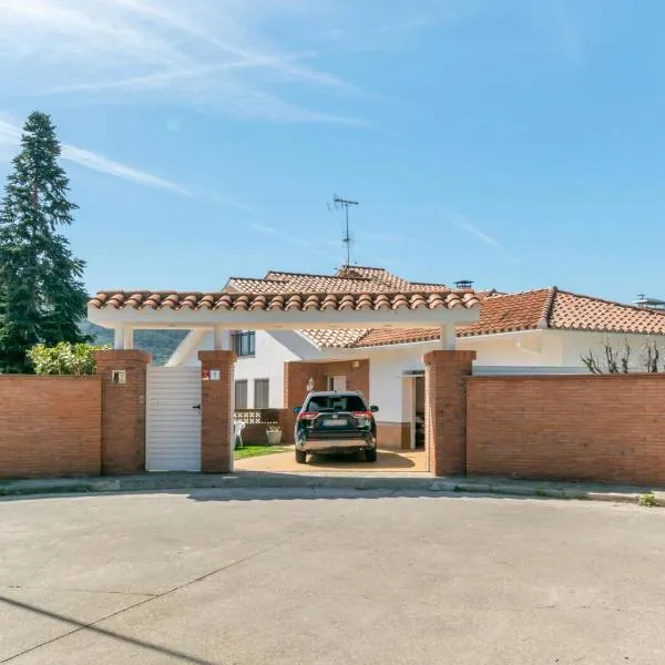 Large 5-Bed Villa, mountain and beach, at 30' from Barcelona, hotel v destinaci Vallromanas