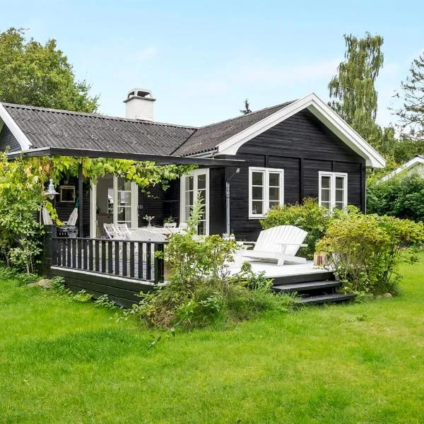 Blissful Summer house in Hornbæk, hotel em Hornbæk