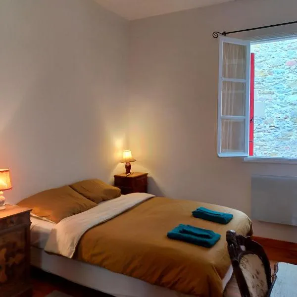 Au coeur de Chalabre, bastide médiévale, près du lac de Montbel，沙拉布爾的飯店