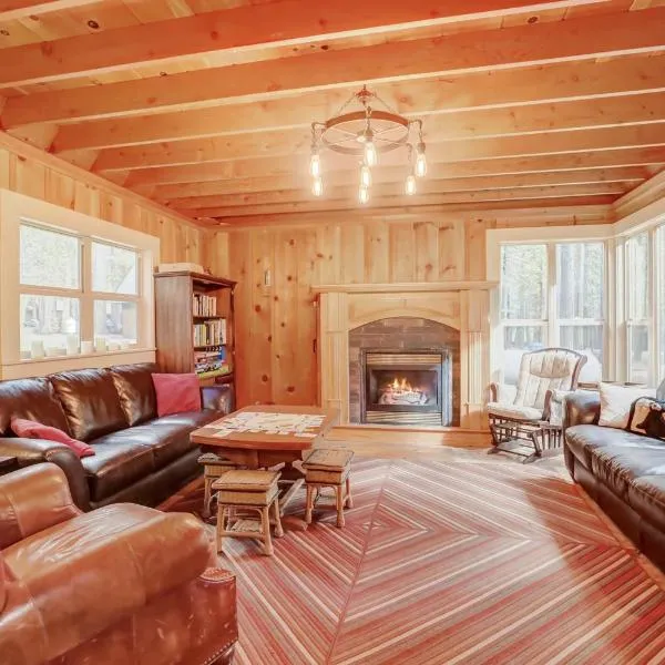 Spacious Classic Cabin Retreat- near Lassen，Mill Creek的飯店