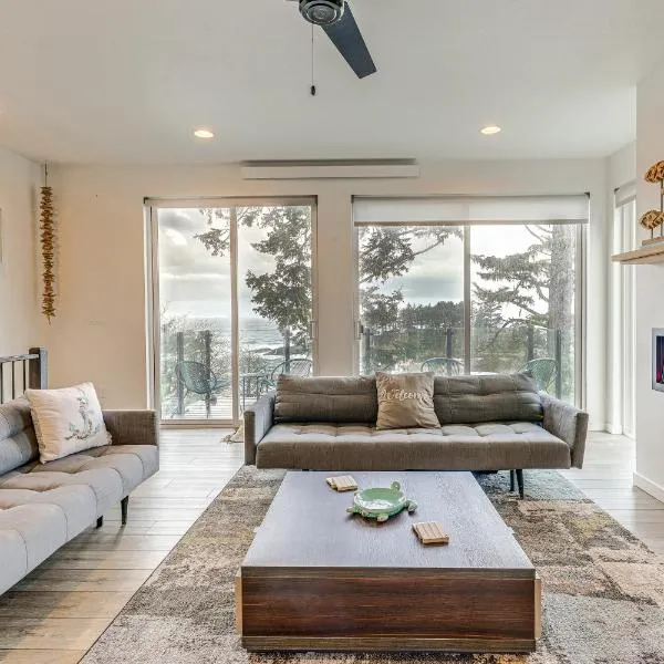 Depoe Bay Townhome with Deck and Stunning Ocean Views!, hotel in Depoe Bay