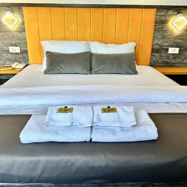 Hotel Del Medio, hotel u Sutomoru