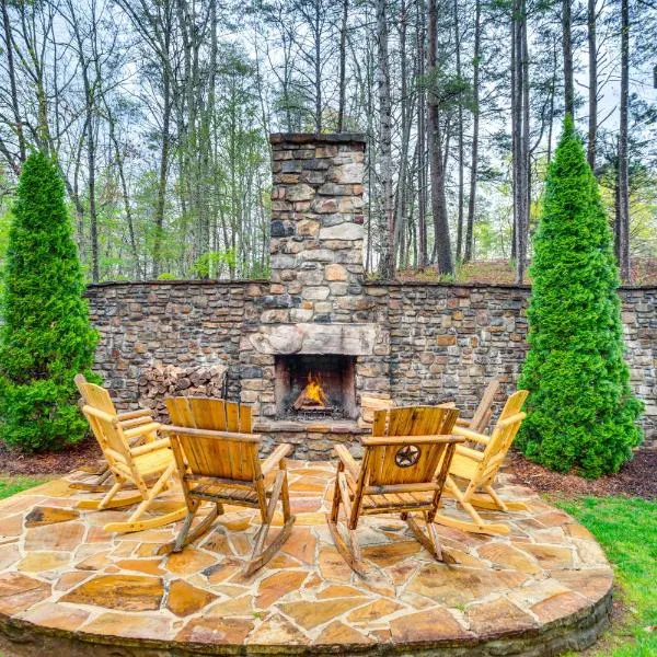 Large Dahlonega Home, Ideal for Family Gatherings!, hotel in Dahlonega
