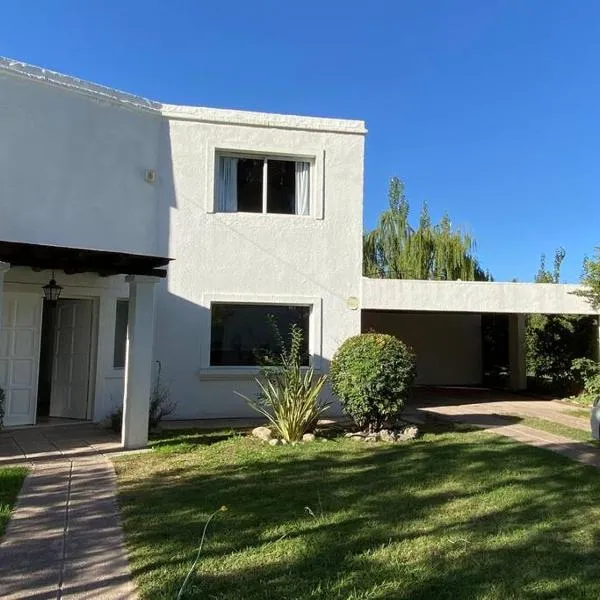 Villa Entre Fresnos, hotel v destinaci Ciudad Lujan de Cuyo