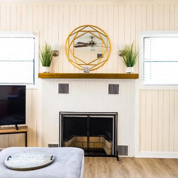 Mid-Century 1bd House - Beach Gear - 5min Walk to Beach, hotel v destinaci Clearwater Beach