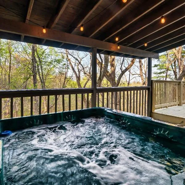 NEW Cabin with Spectacular View with HOT TUB in the Smoky MTNS, hotel in Pittman Center