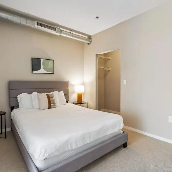CozySuites 2BR Mill District with pool, gym #02, hotel in Minneapolis