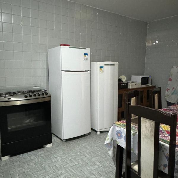 Quarto privativo em residência ótima localização - Foto 4