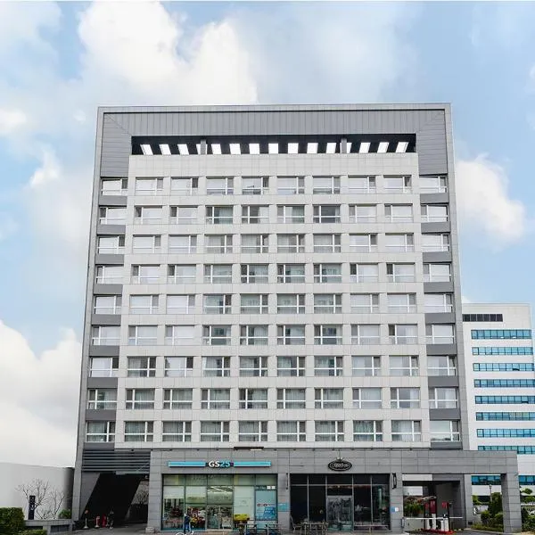 Grand City Hotel Changwon, хотел в Kyŏnghwa-dong