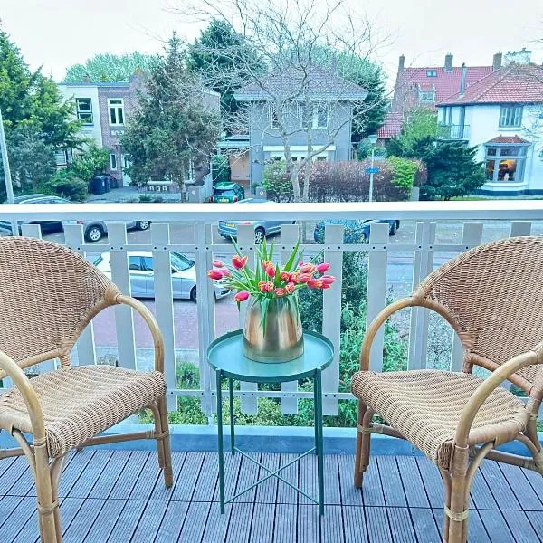 Lovely Spacious Apartment, Hotel in Zandvoort