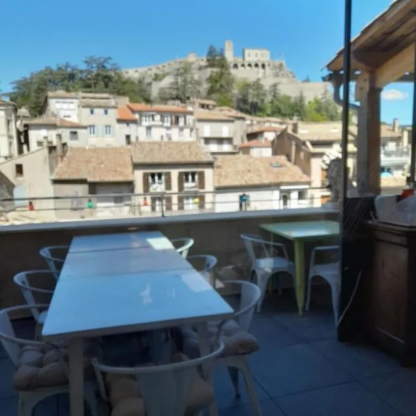 Les MIRABELLES chambres d'hôtes, hotel in Aubignosc