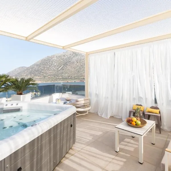 Villa Iris, beachfront, with jacuzzi, up to 9 guests, Mpali beach, Rethymno! – hotel w mieście Balíon