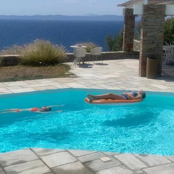 Elli s seafront pool villa, w/sandy beach in Kea, Cyclades, hotel v destinaci Melissaki