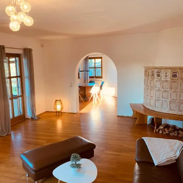 Adlerhorst, 4 Schlafzimmer, Blick in die Alpen, Parkplatz, hotel in Thyrnau