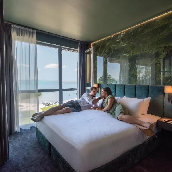 Hotel Azur Premium: Siófok şehrinde bir otel
