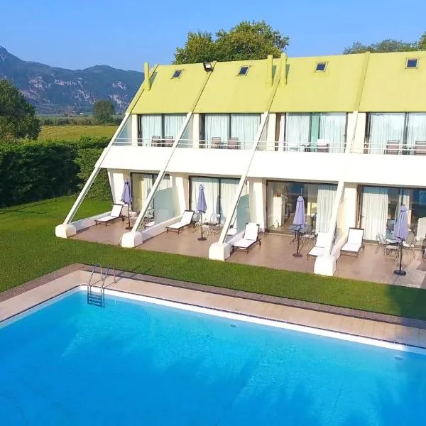 Holiday Village - Swimming pool apartments, hotel v destinaci Kamena Vourla