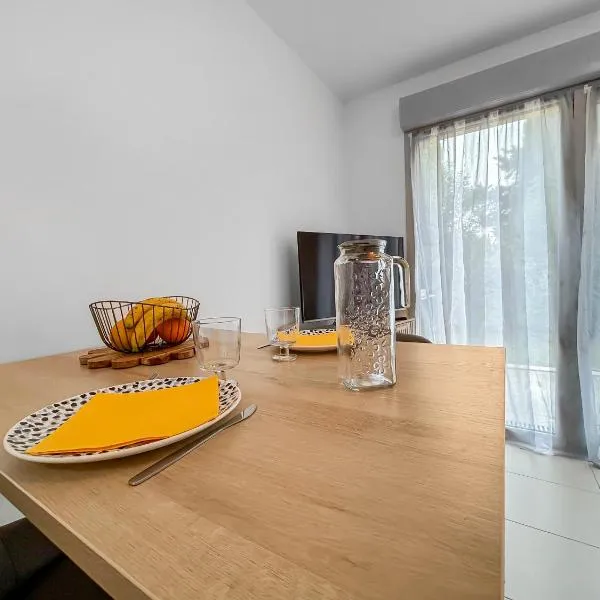 Vivez Lunel-Clim-Wifi Fibre-Parking Privé-Patio T2, hotel v destinaci Lunel