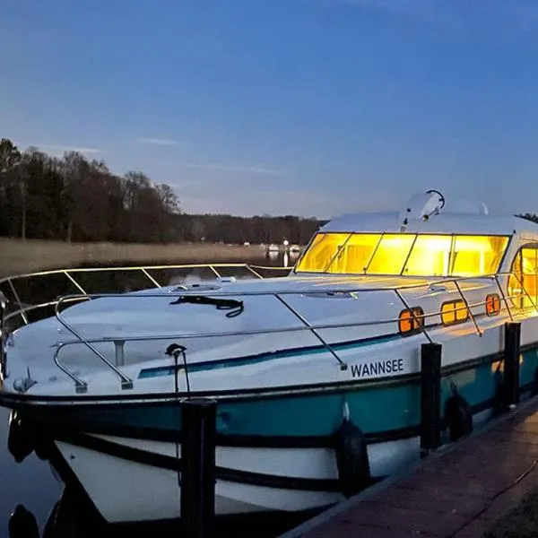 Kuhnle-Tours Hafendorf Müritz, hotel v destinaci Rechlin
