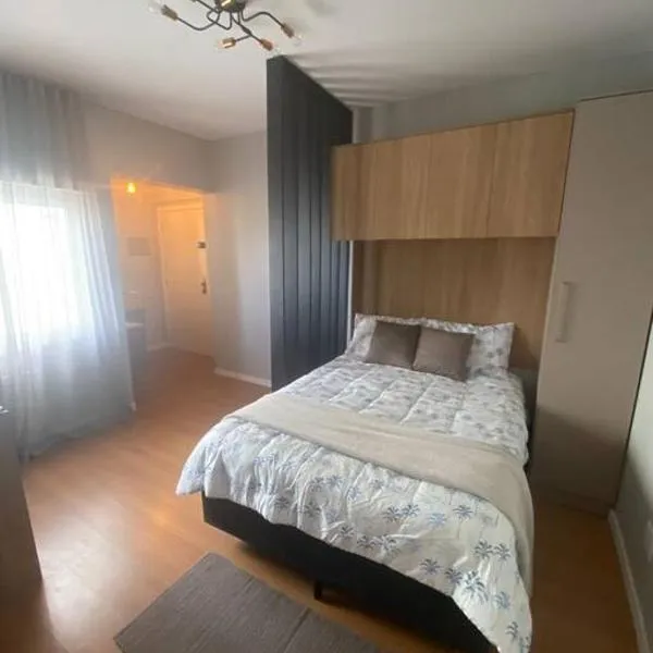 Studio central com Garagem, hotel in Pelotas