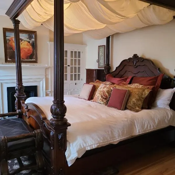 Iconic Luxurious Downtown Building History Galore, hotel in Halifax