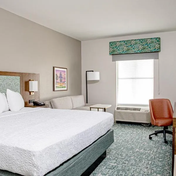 Hampton Inn & Suites Charleston-West Ashley, hotell i Folly Beach