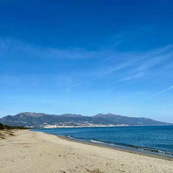 Maison en bord de mer, Plage de la Marana en Corse, hotel in Borgo