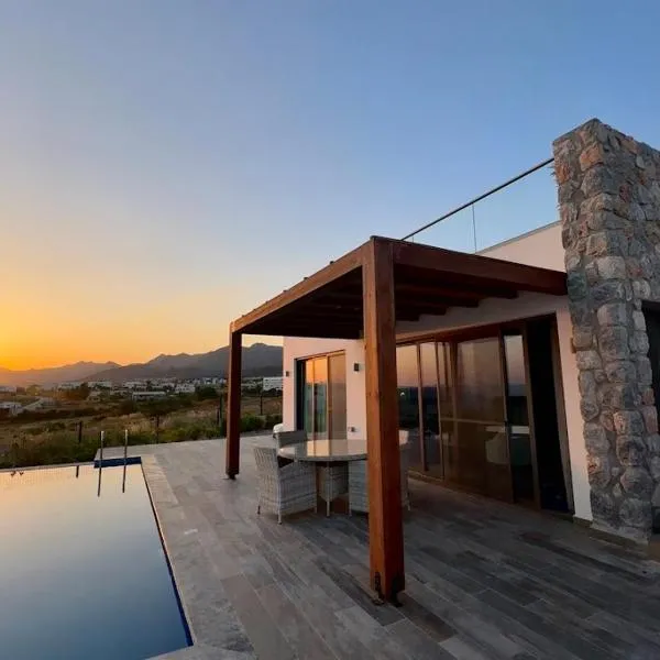 Bungalow med privat saltvannsbasseng på Dejablue, hotel v destinaci Kalogrea