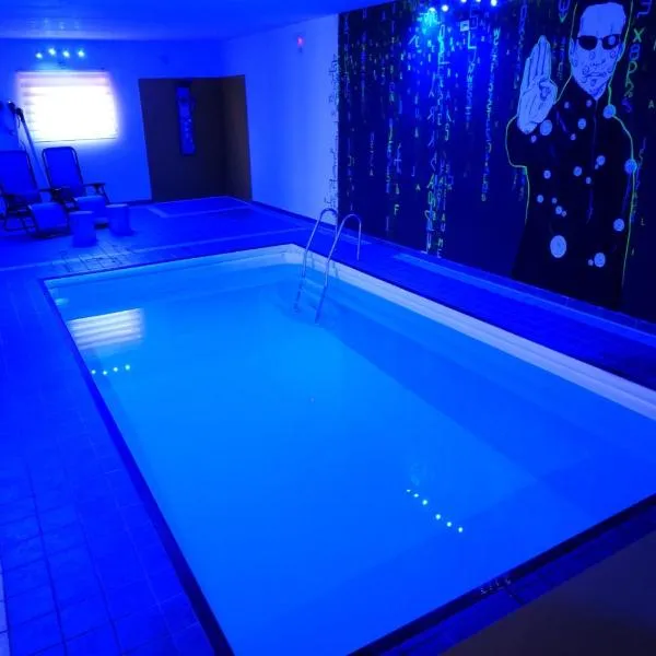 Casa FedericaPet con piscina interna privata e riscaldata, hotel em Pagliare