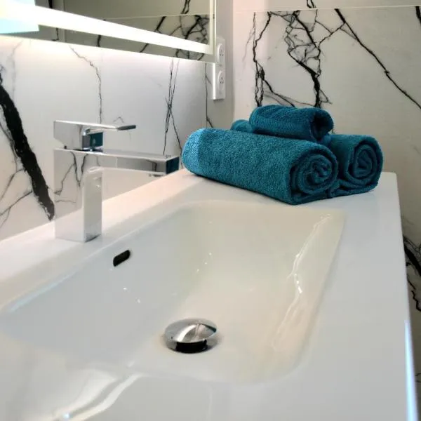 Studio privatif tout équipé dans résidence de l'hôte, hotel in Sainte-Flaive-des-Loups