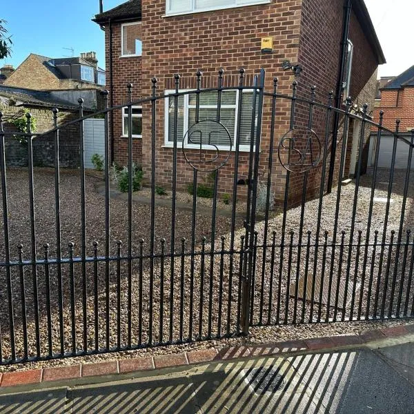 Large 2-bedroom maisonette with free parking, khách sạn ở Twickenham