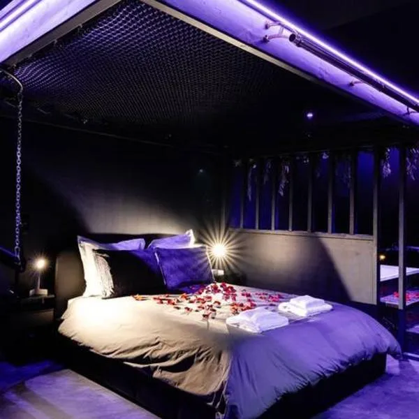 Bisou X, nuits érotiques & spa., hotel in Biéville-Beuville