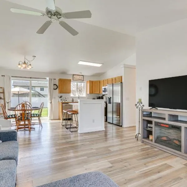 Charming Home with Patio 3 Mi to Hayden Lake!, hotel in Hayden