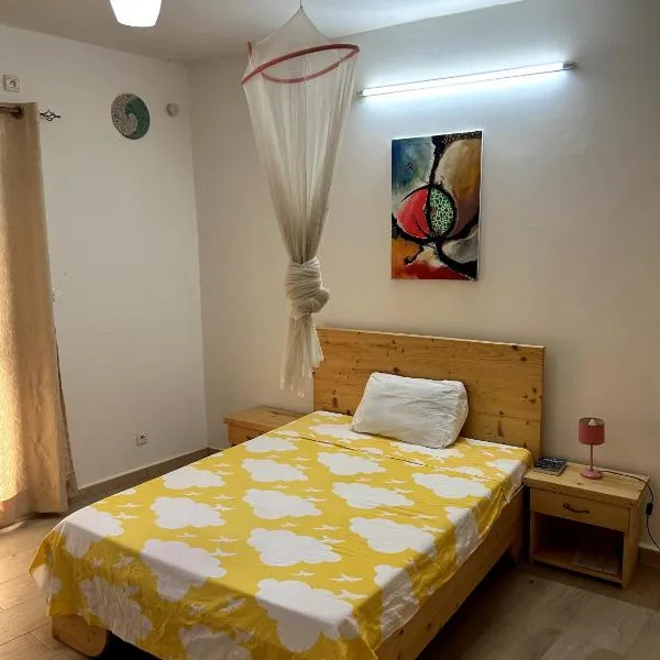 Chambre spacieuse avec balcon - salle de bain extérieure privée & breakfast, hotel in Ndiébène