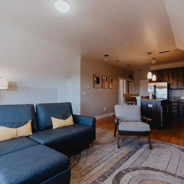 Modern 1BR-1BA Walk to SSM SLU Hospital Grand, hotel in Tower Grove